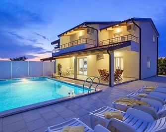 Exclusive 4 star villa with pool near Umag - Buje - Piscina