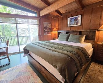 Petoskey Stone Lodge - Bellaire - Bedroom