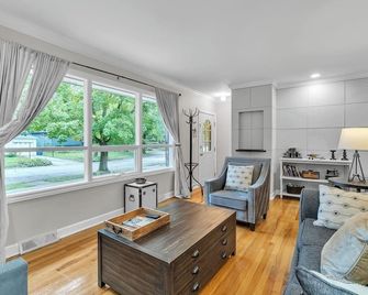 The Elegant Ranch by Granger Gardens - Ann Arbor - Living room