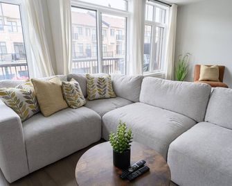 Caledon family escape with Crib - Caledon - Living room