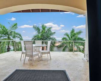 Sea Vue Luxury Vacation Condominiums - Coxen Hole - Balcony