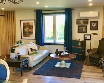 The Loft An Upscale Rustic 2 Bedroom 2 Washroom Private Guest House On 16acres. - Tottenham - Living room