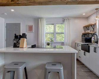 Urban Oasis - tranquil, relaxing backyard & garden - Dartmouth - Kitchen