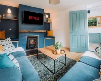 Cosy Hot Tub Getaway Bungalow - Armagh - Living room