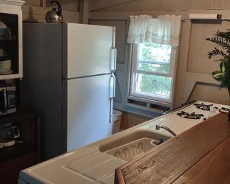 Wilson Klub - Cabin on Waterfront Property - Sault Ste. Marie - Kitchen