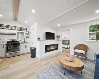Blue Anchor Cottage - private hot tub getaway! - Sandwich - Living room
