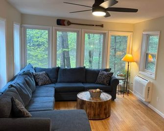 Fun 5 Bedroom Lakefront Cottage - Bethel - Sala de estar
