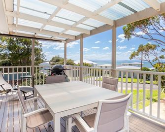 Seahaven - Pet Friendly with Ocean Views- 2 Mins to Beach - Currarong - Balcón
