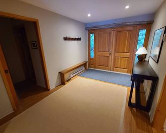 Cottage on the lake! Beautiful 4 bedroom + 3 bath! - Apsley - Hallway