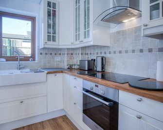 Nottage Road - 3 Bedroom Holiday Home - Mumbles - Swansea - Kitchen