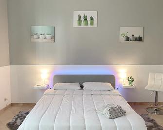 Intero Appartamento spazioso e luminoso con Suite - Novara - Bedroom