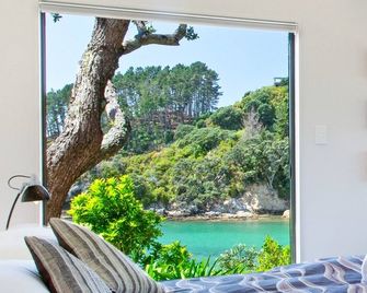 Beachfront Enclosure Bay - Oneroa - Balkon