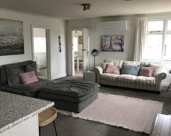 Welcome to our holiday house, your home away from home. - Brighton - Living room