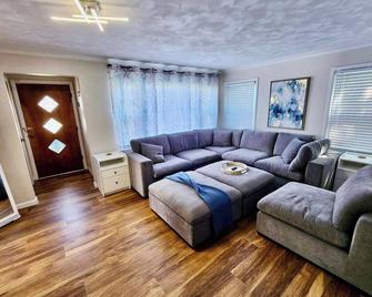 Peoria Bradley Cozy Vacation Large Group Home with Kitchen View - Peoria - Living room
