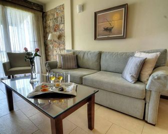 Enalio Suites - Lechaio - Living room