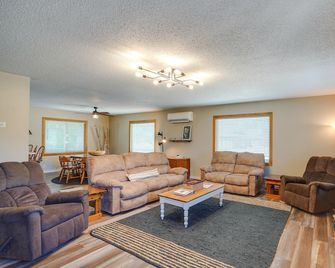 Roosevelt Suite of Dakota Place Lodge in Medora! - Medora - Living room