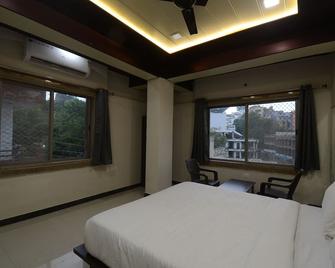 Hotel Shri Dhwaja Inn Near Shrinathji Temple - Nāthdwāra - Bedroom