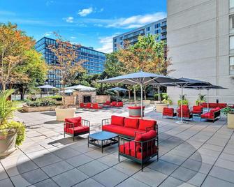 Spacious Apt w Awesome Facilities in the Building! - Arlington - Patio