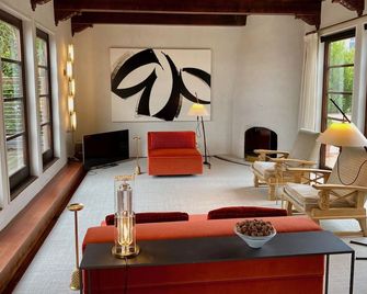 Mediterranean Revival Flat with Spectacular Views - سان فرانسسكو - غرفة معيشة