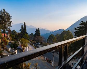 Peaceful, scenic, surrounded by green or snowy hills, far away from the city.... - Nainital - Balcón