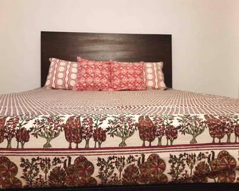 Sublime Home stay: Deluxe Room with Balcony - Bhubaneswar - Habitación