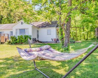 Redwing Farm Cottage, Mountain Views and Firepit! - Bedford - Patio