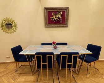 Classy area in Cairo Downtown 'Garden City' mins to Nile and Tahrir Square - El Cairo - Comedor
