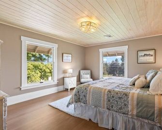 1910 Farmhouse- 4 BRs, Hot Tub, Fire Pits & Breathtaking Views – Perfect for 10 - Yakima - Schlafzimmer