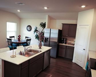 Spacious 4-Bedroom Retreat with High-Speed WiFi and Tranquil Ambiance - Aubrey - Kitchen