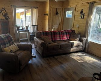 Entire Cabin at Woody Falls Trailhead in Cooke City - Cooke City - Sala de estar