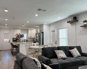 Cozy Remodeled Home - 3 Beds 2.5 Bath - 10 Min to Disney - Fullerton - Living room