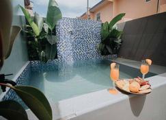Cheerfull two bedroom with mini pool - General Santos - Basen