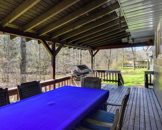 Cozy DuBois Home with Deck about 8 Mi to Treasure Lake! - DuBois - Balcón