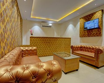 Hotel O Skycity - Kanpur - Area lounge
