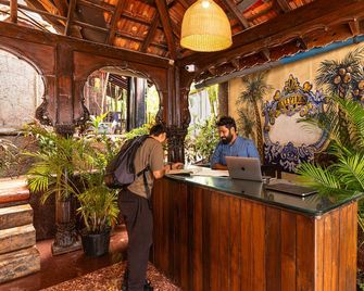 Madpackers Goa Anjuna - Bar - אנג'ונה - דלפק קבלה