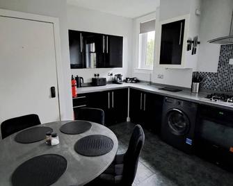 Glasgow Apartment close to the airport - Renfrew - Kitchen