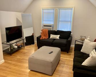 1 bedroom apartment with great views! - Lynn - Living room