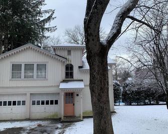 Woodstock Village Carriage House - Woodstock - Building