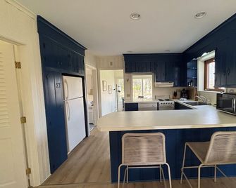 Marsh Landing, a charming 2-bedroom cottage in serene Westbrook with WiFi, AC - Westbrook - Cuisine
