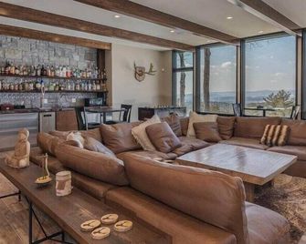 Sunset Falls: A Berkshire Mountain Luxury Retreat - New Marlborough - Lounge