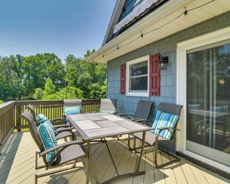 Waterfront, Deck: Peaceful Louisa Cottage Escape - Louisa - Balcón