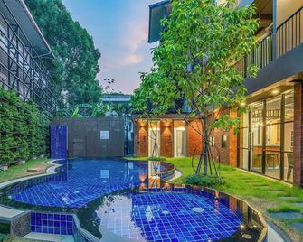 Momo Hotel Chiang Mai - Chiang Mai - Pool
