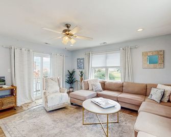 Updated three-story home with kayaks, bikes, & water views - great location - Morehead City - Вітальня