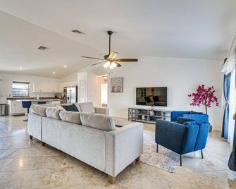Canal-Front Cape Coral Home with Fire Pit, By Beach! - Matlacha - Living room