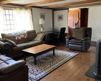 This cozy apartment is situated on 20 acres with a distant view of Sebago Lake. - Cornish - Sala de estar