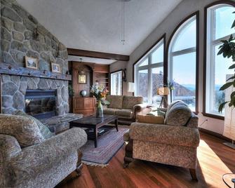 Magnificent villa with breathtaking views! - Sutton - Living room