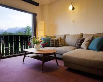 Hotel Hakuba Berghaus - Otari - Wohnzimmer