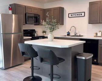 Charming 2-bedroom near the Columbia River, Full Kitchen, Fast WIFI, Fenced yard - Umatilla - Cucina