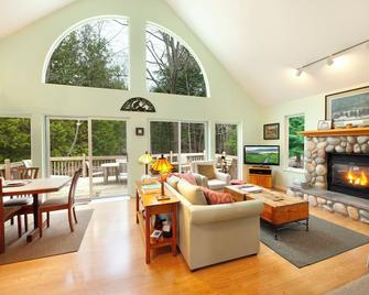 Hiking to Good Harbor Beach. 20 acre paradise. - Maple City - Living room