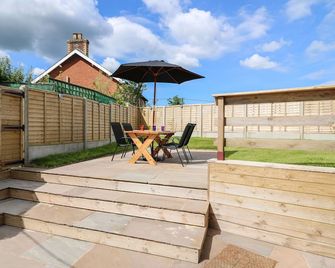 Green Cottage, Pet Friendly, Character Holiday Cottage In Rhayader - Rhayader - Binnenhof